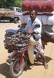 Moto avec un chargement volumineux au Sri Lanka