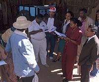 Planificateurs des transports coutant l'exprience d'un fabricant artisanal de charrettes  Madagascar